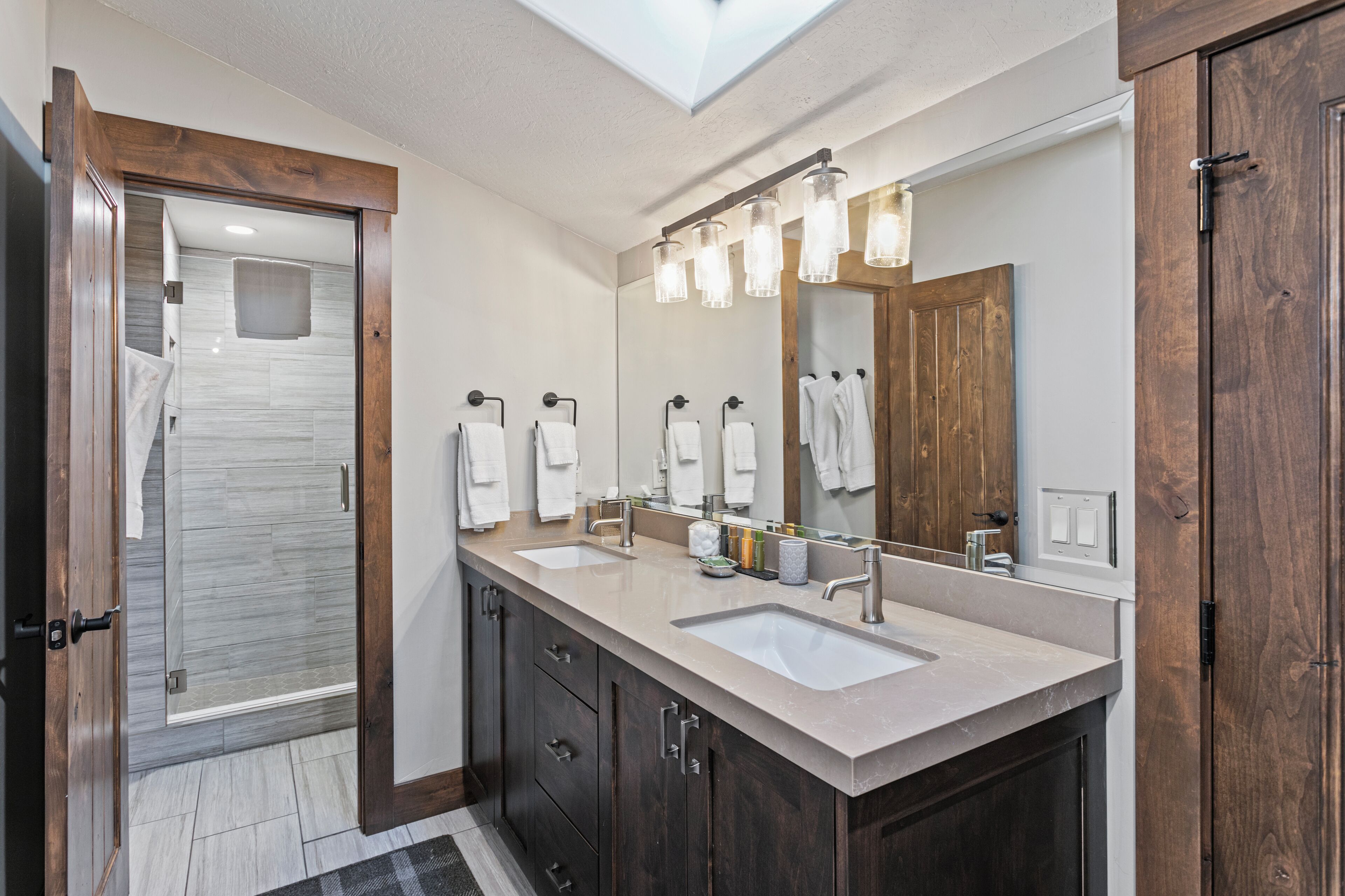 condo, 3 bedrooms | bathroom | free toiletries, hair dryer, towels