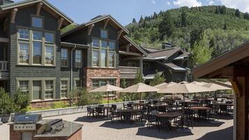 Un chalet doté d’un espace extérieur aménagé et d’un coin barbecue.