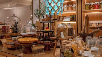 Se ofrece un desayuno bufé (17.6 EUR por persona)