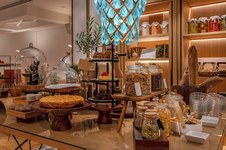 Desayuno buffet diario (EUR 17.6 por persona). Hotel Vincci Madrid Centrum