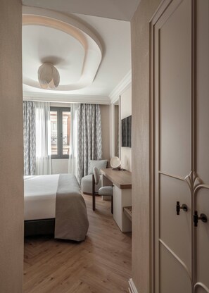 Ropa de cama de alta calidad, edredones de plumas, minibar y caja fuerte