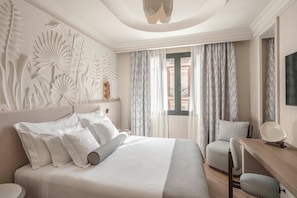 高級寝具、羽毛の掛け布団、ミニバー、セーフティボックス (室内)