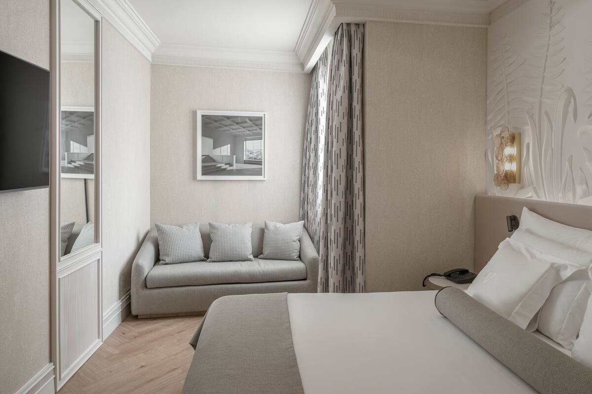Vincci Room con Sofa | Premium bedding, down comforters, minibar, in-room safe