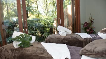 Couples treatment rooms, sauna, hot tub, body treatments, aromatherapy
