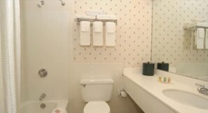 Zimmer, 2 Doppelbetten, Nichtraucher | Badezimmer
