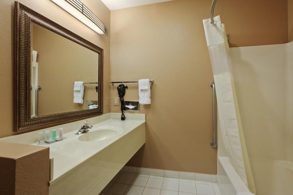 Baño | Ducha y bañera combinadas, secador de pelo y toallas