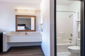 Quarto, 1 cama King, acessível, para não fumantes (Mobility, Roll-In shower) | Banheiro | Chuveiro/banheira combinados, secador de cabelo, toalhas de banho 