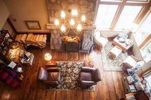 Lobby sitting area - The Ocean Lodge (Cannon Beach)