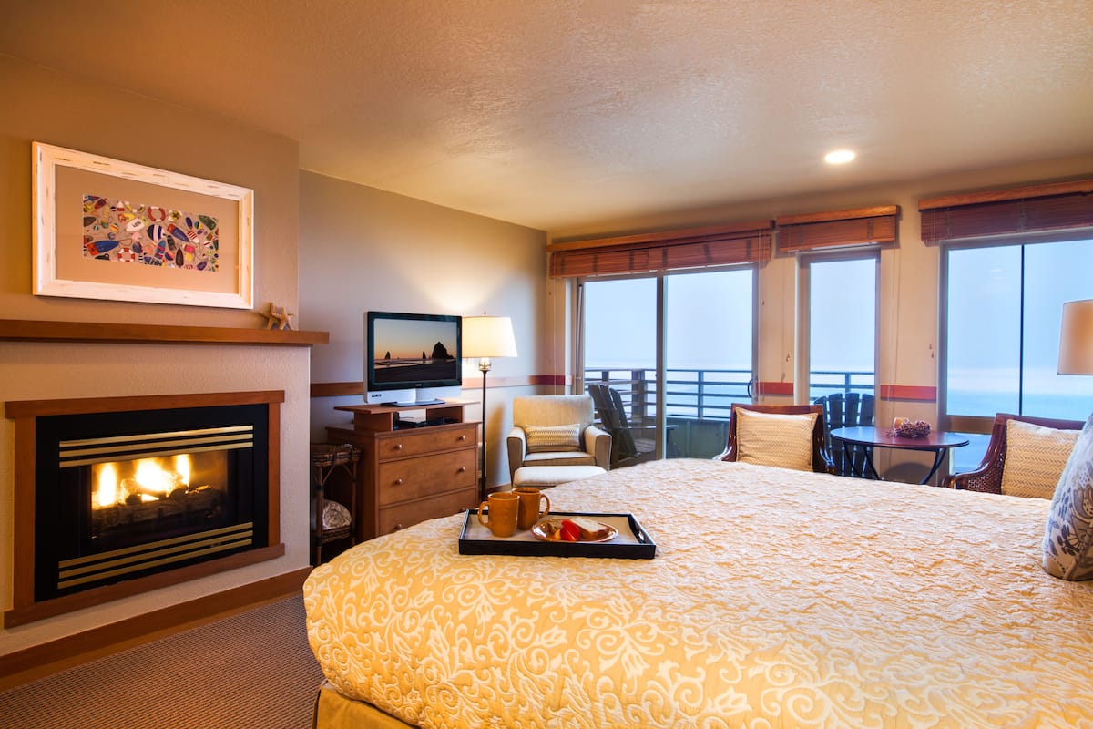 Ocean View King Studio (South Upper Level, Not Pet-Friendly) | 客房景觀