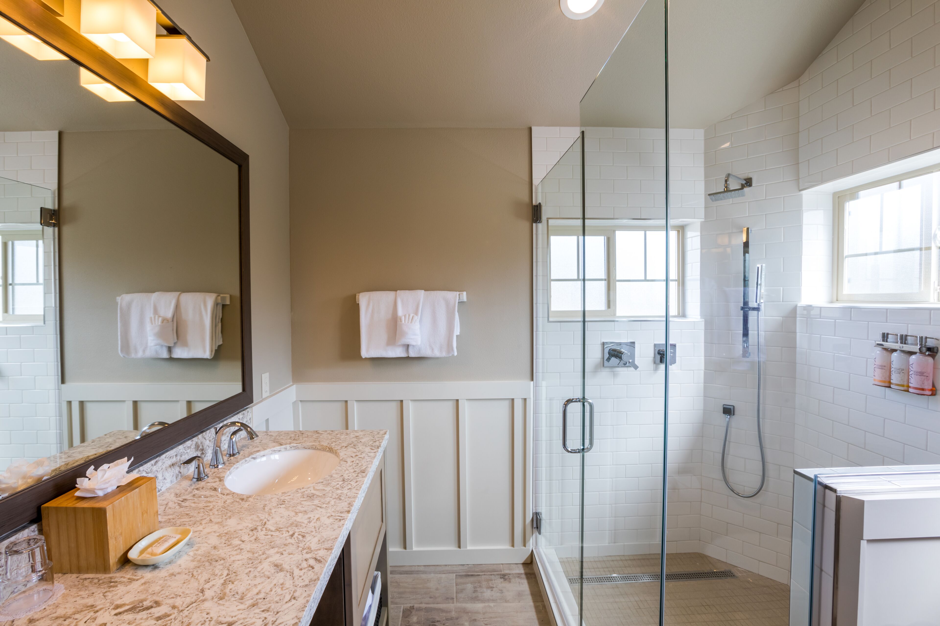 King Studio (Non-View, Pet Friendly) | Bathroom | Free toiletries, hair dryer, bathrobes, slippers