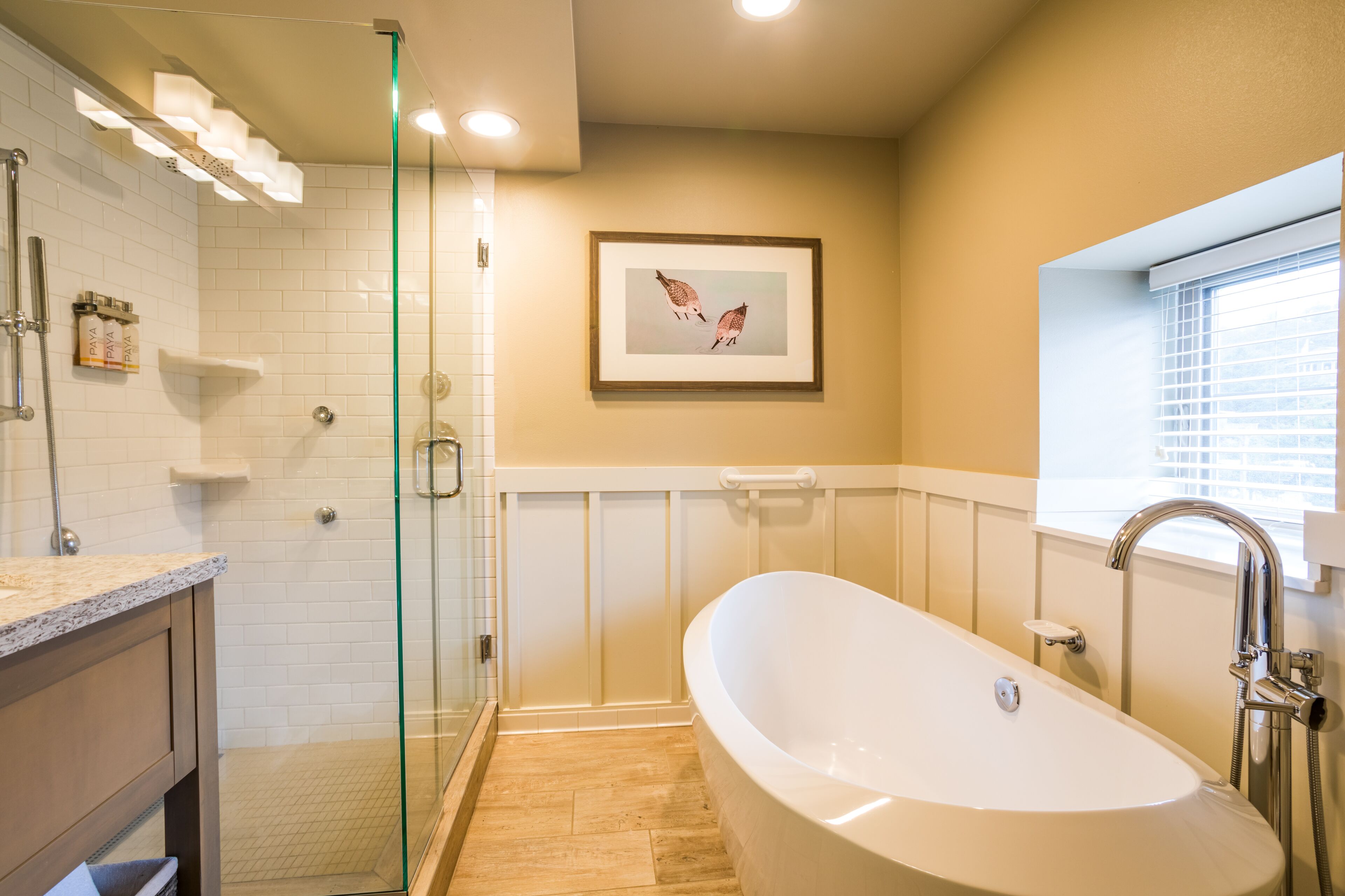 studio, 1 queen bed, partial ocean view (not pet friendly) | bathroom | free toiletries, hair dryer, bathrobes, slippers