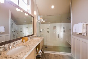 King Studio (Non-View, Pet Friendly) | Bathroom | Free toiletries, hair dryer, bathrobes, slippers - The Ocean Lodge (Cannon Beach)