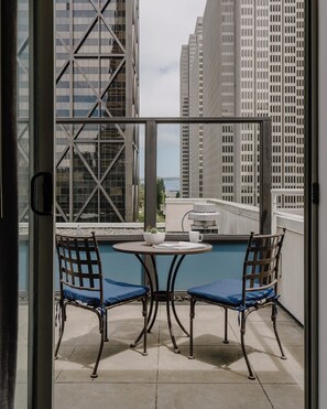 Suite, 1 grand lit, cuisinette (with Terrace) | 1 chambre, literie de qualité, lit avec matelas à plateau-coussin