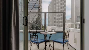 Phòng Suite, 1 giường cỡ queen, bếp nhỏ (with Terrace) | 1 phòng ngủ, bộ đồ giường cao cấp, nệm có lớp đệm bông