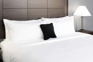 Escritorio, cortinas blackout y cunas gratuitas 