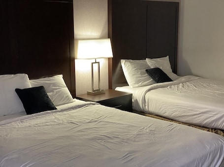 Escritorio, cortinas blackout y cunas gratuitas