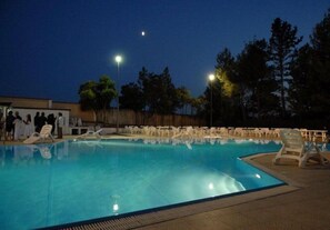 Outdoor pool, pool loungers - Grand Hotel Certosa (Padula)