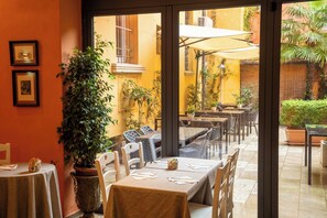 Tägliches Frühstücksbuffet (15 EUR pro Person)