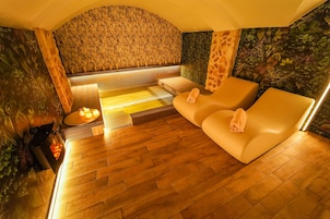 Sauna, hot tub, steam room, Turkish bath, 1 treatment room, massages