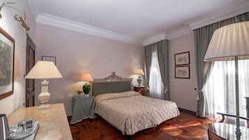 Junior-Suite (Superior) | Minibar, Zimmersafe, Schreibtisch, kostenloses WLAN