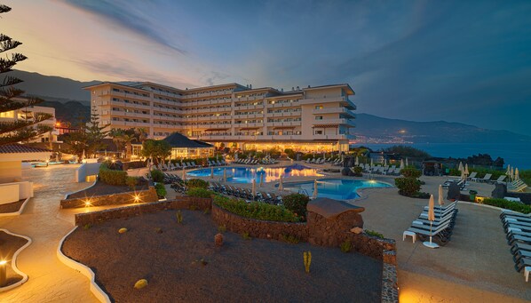 3 outdoor pools, pool umbrellas, pool loungers