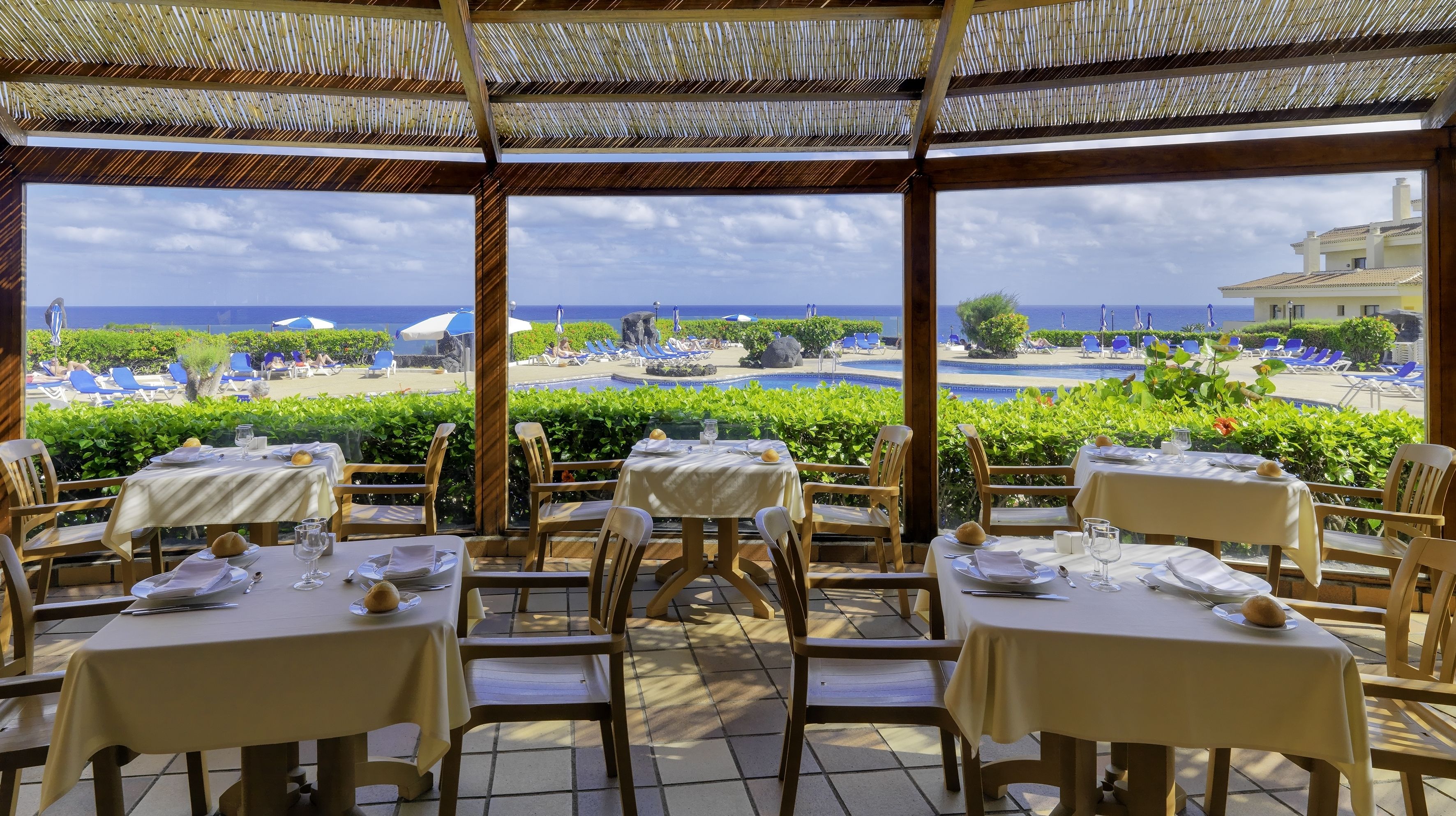 Frühstück, Mittagessen, Abendessen, Blick auf den Pool 
