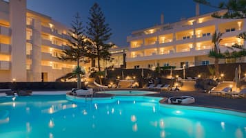 3 piscinas al aire libre, sombrillas, tumbonas