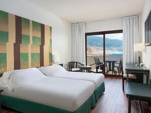 Sengetøy av topp kvalitet, dundyner, minibar og skrivebord