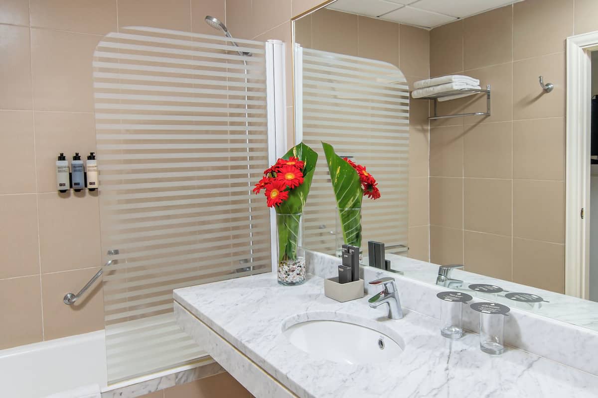 1 bedroom, premium bedding, down duvets, minibar