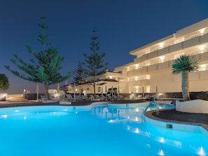 3 outdoor pools, pool umbrellas, pool loungers