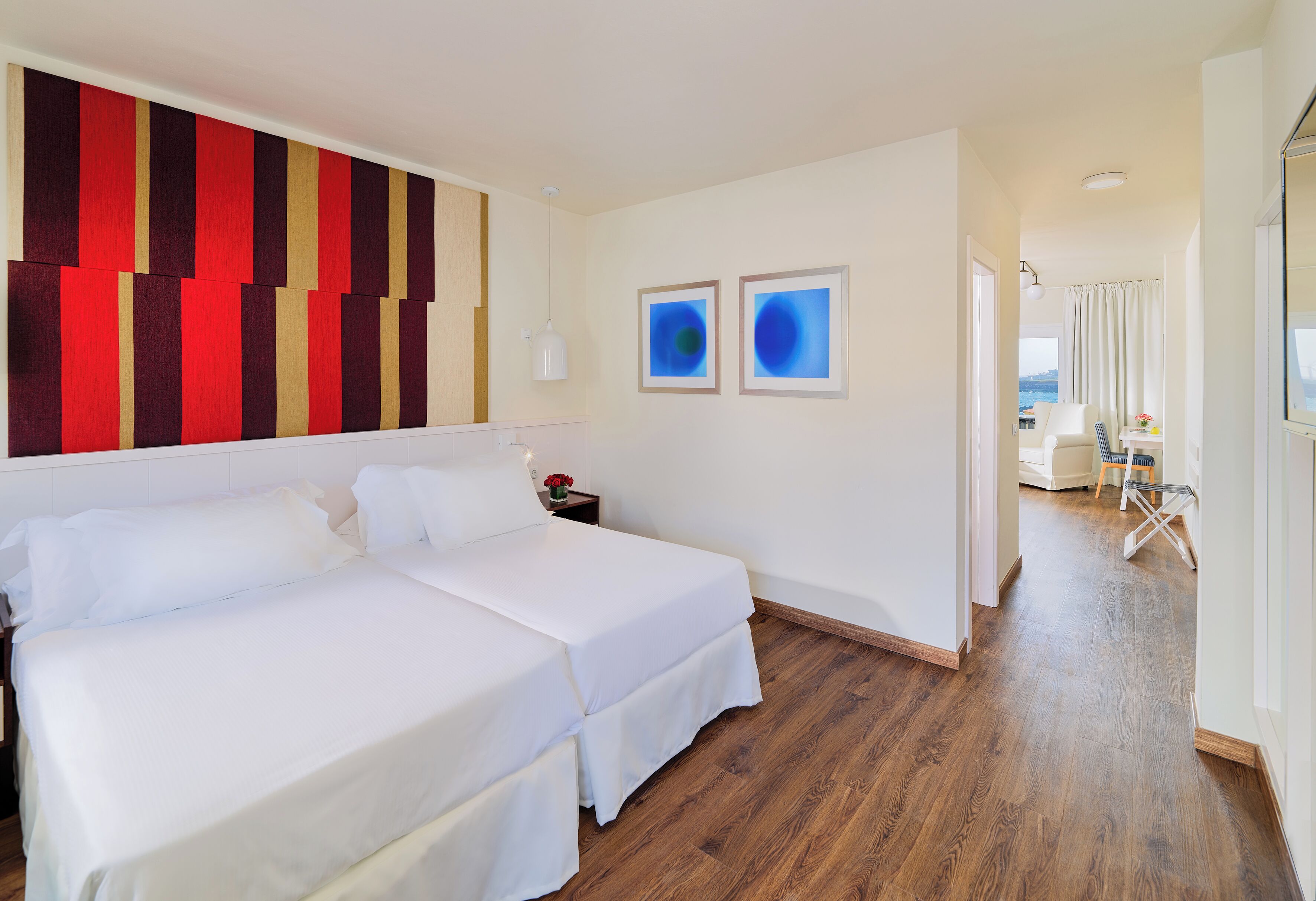 Ylelliset vuodevaatteet, untuvapeitot, minibaari, työpöytä