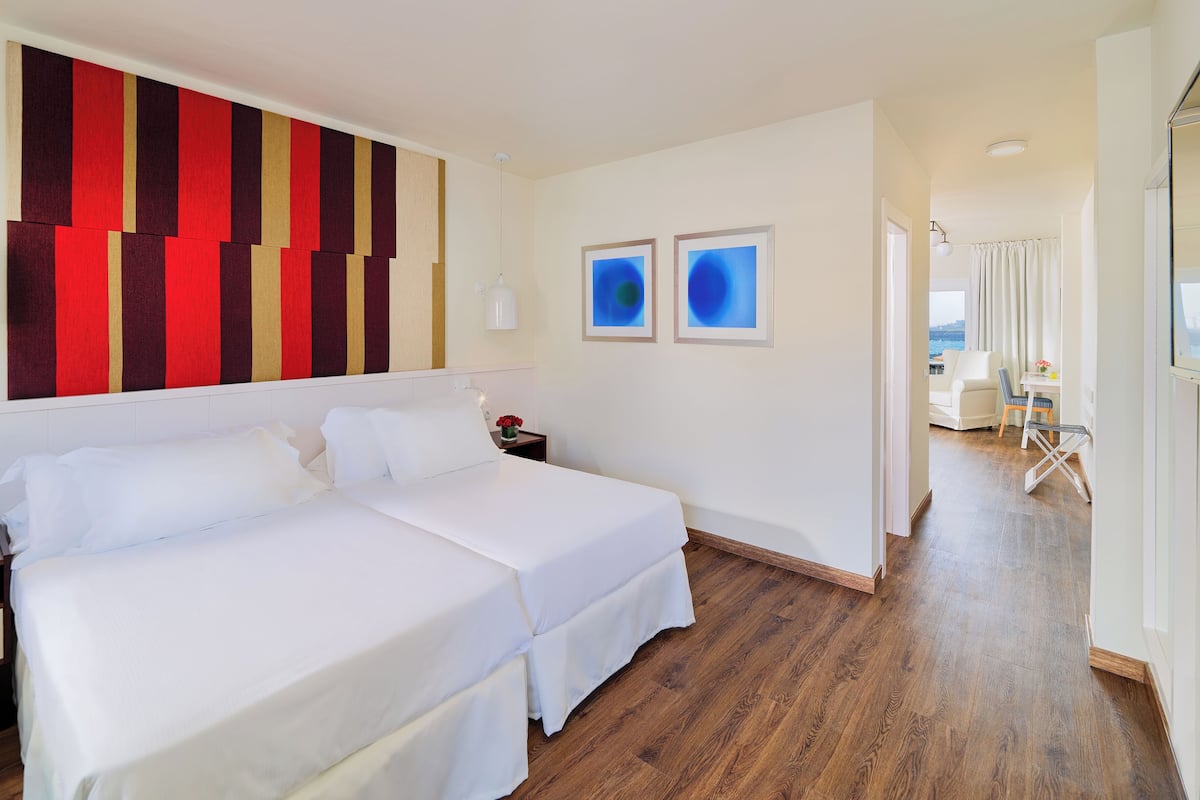 1 bedroom, premium bedding, down duvets, minibar