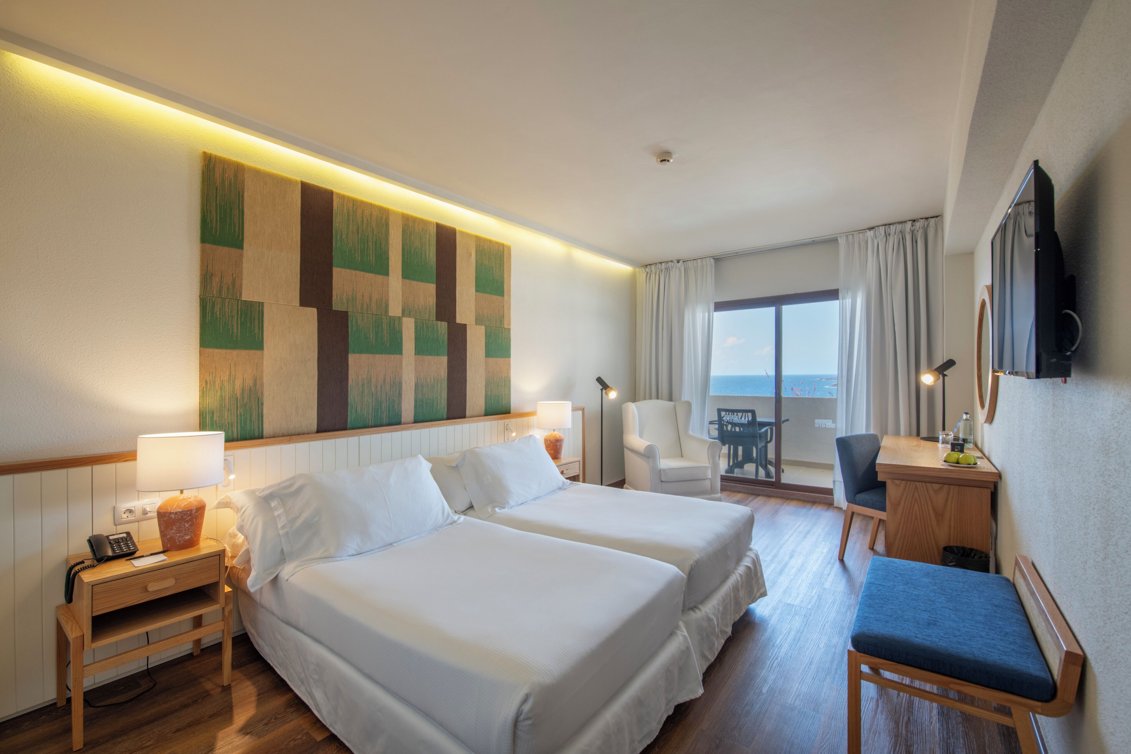 Ylelliset vuodevaatteet, untuvapeitot, minibaari, työpöytä