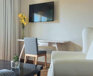 Ropa de cama de alta calidad, edredón, minibar y escritorio 