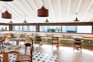 2 restaurantes; se sirve cocina italiana