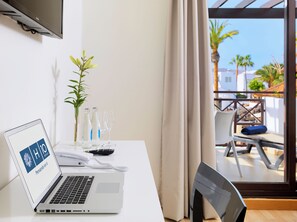 Televisión LCD de 42 pulgadas con canales por satélite, una televisión