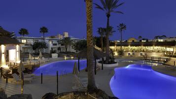 2 piscines extérieures, parasols de plage, chaises longues