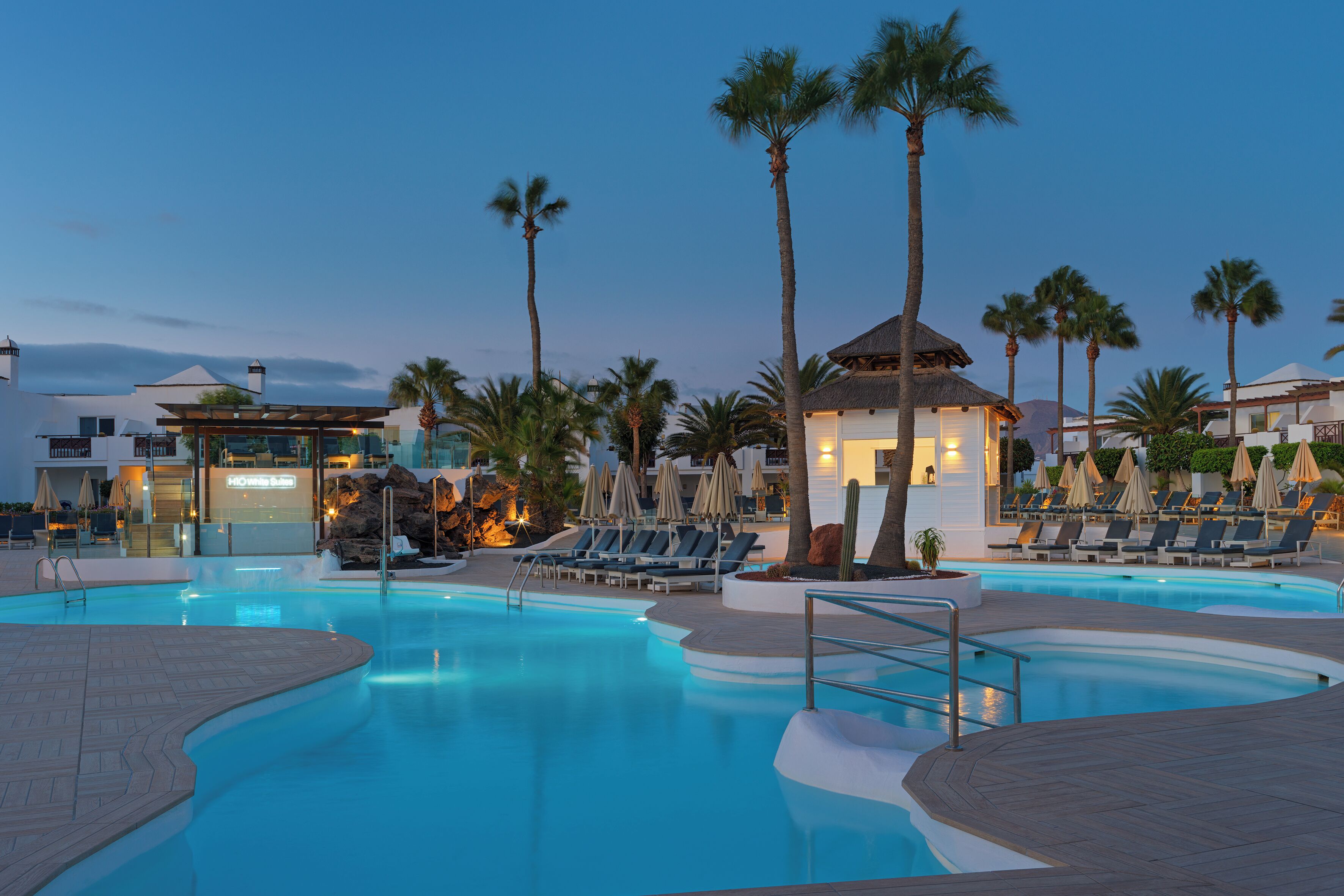 2 buitenzwembaden, parasols bij het zwembad en ligstoelen