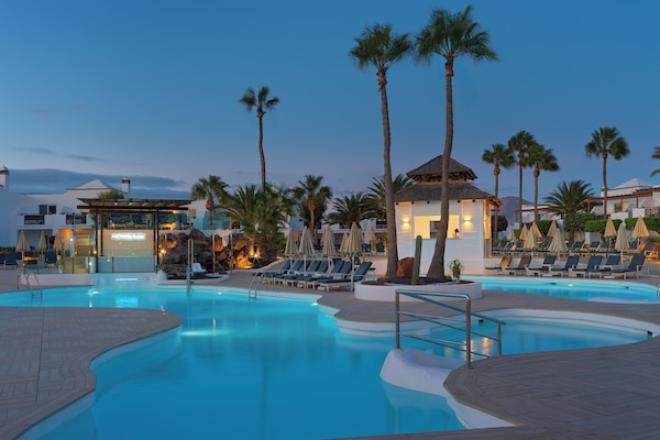 2 piscinas al aire libre, sombrillas, tumbonas