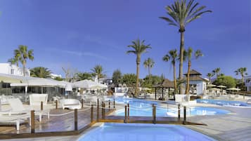 2 piscines extérieures, parasols de plage, chaises longues