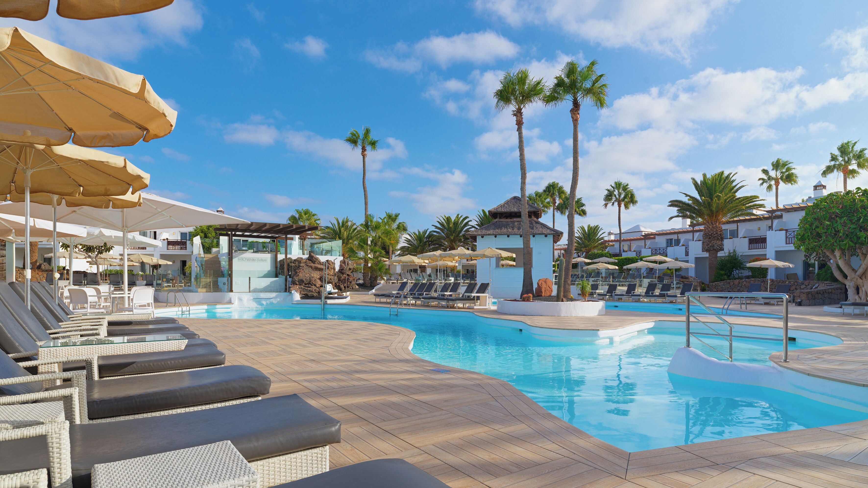 2 buitenzwembaden, parasols bij het zwembad en ligstoelen