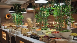 Un bufé con diferentes platos y plantas.