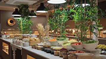 Petit déjeuner buffet (15 EUR par personne)