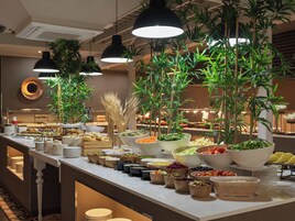 Se ofrece un desayuno bufé (15 EUR por persona)