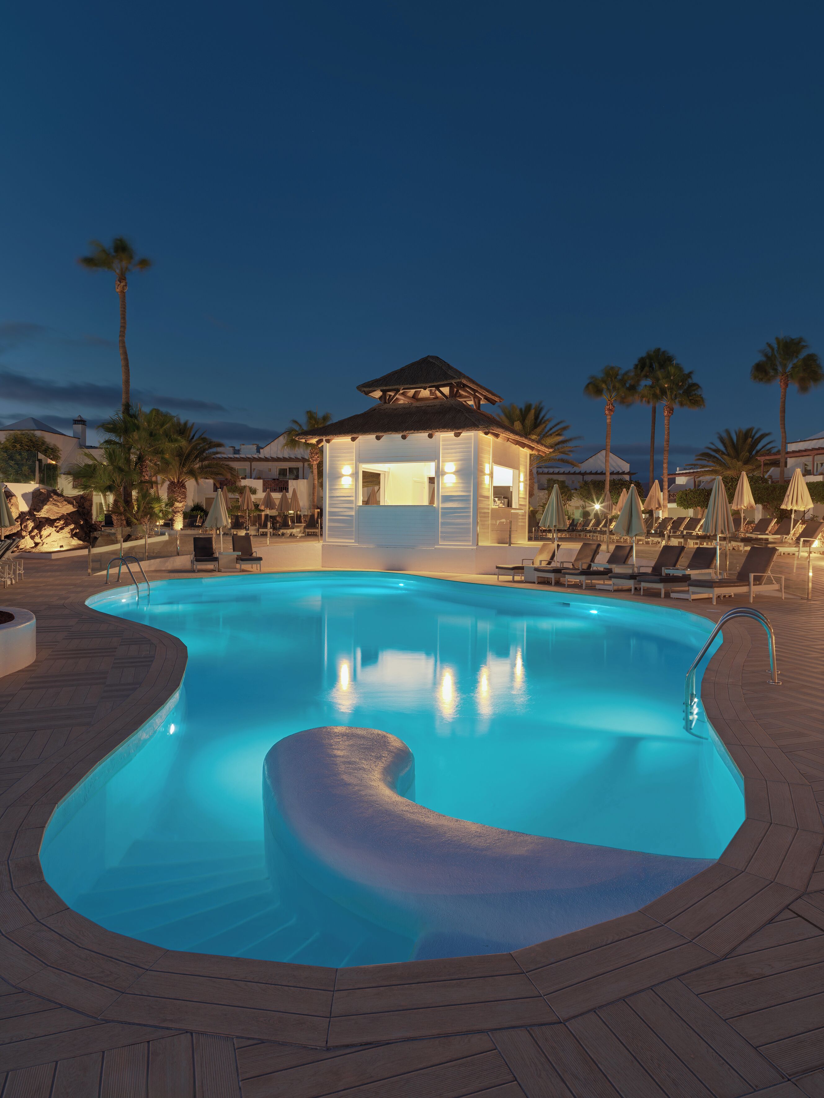 2 piscines a l'aire lliure, para-sols i gandules 