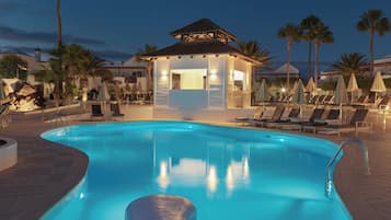 2 piscines extérieures, parasols de plage, chaises longues