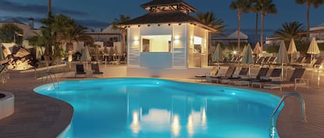 2 piscines a l'aire lliure, para-sols i gandules