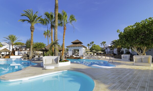 2 piscines extérieures, parasols, chaises longues