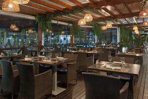 2 restaurants, Italian cuisine - H10 White Suites (Yaiza)
