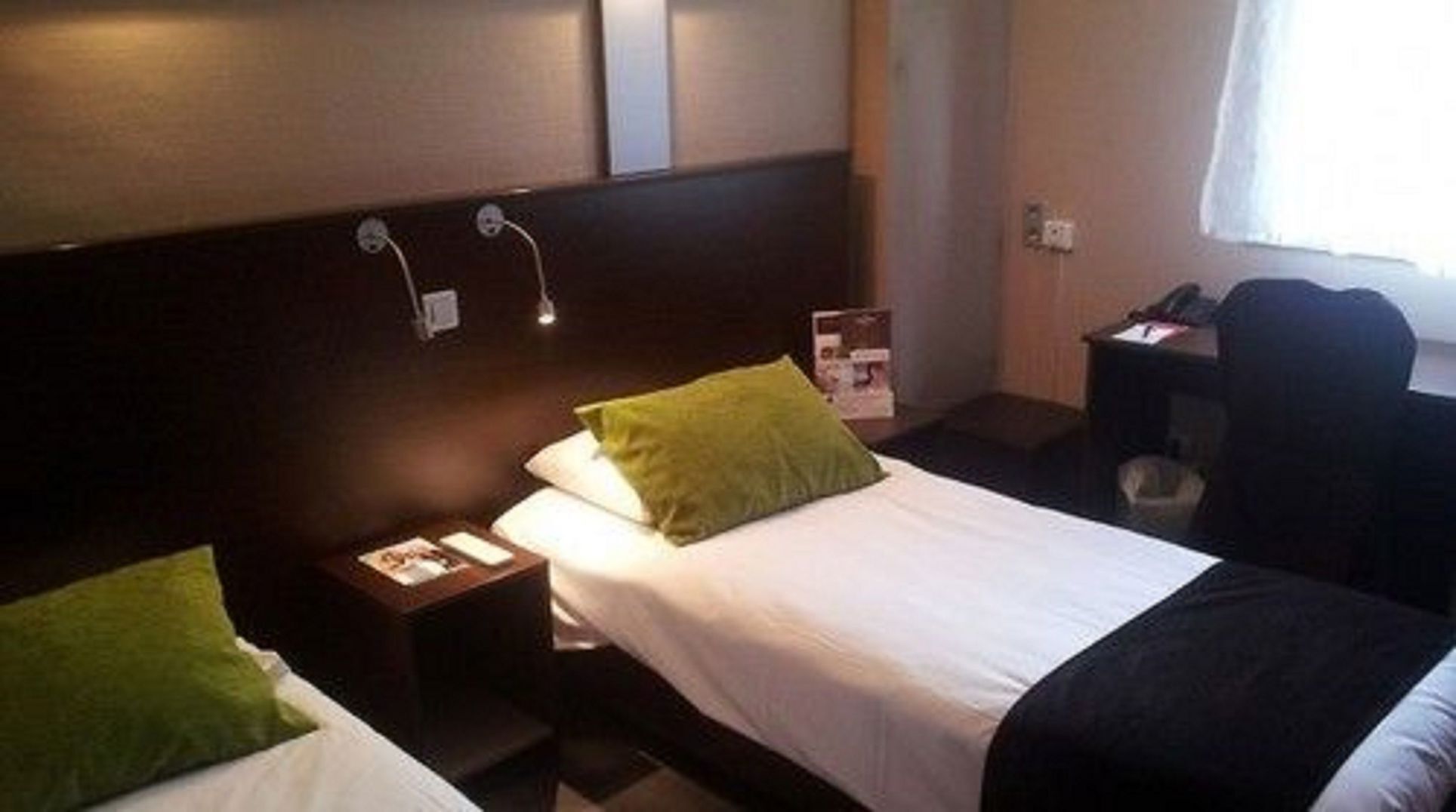 Ropa de cama de alta calidad, escritorio, cortinas opacas